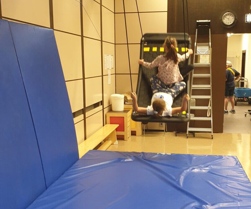Spaß auf der neuen Indoor-Schaukel!